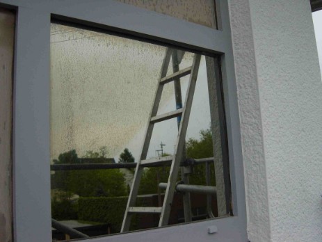 Probefläche einer Glssanierung Teilweise sanierte Glasscheibe als Probefläche für den Kunden