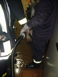 Feuerwehreinsatz Abpumoen des Schlammes durch die Feuerwehr